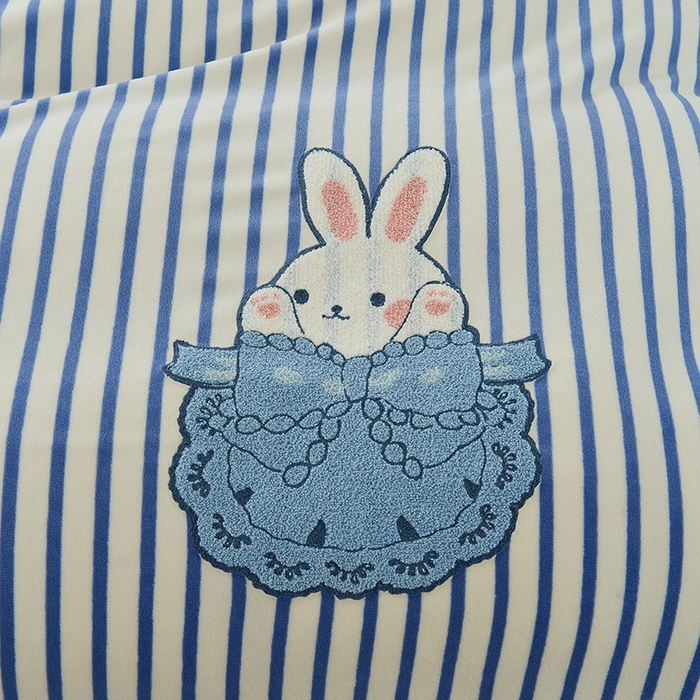 91家纺网 家纺一手货源 找家纺 炫拼家纺 2025新款条纹印花卡通毛巾绣加厚牛奶绒四件套 条纹-芭比兔-米蓝