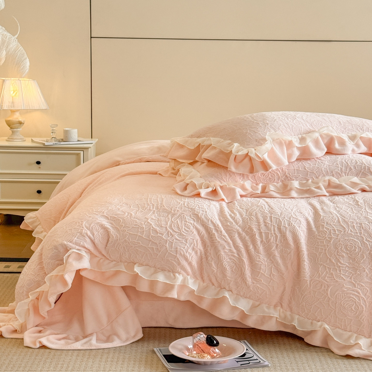 91家纺网 家纺一手货源 找家纺 爱家（原缔乐家纺） 2025新款A类牛奶雕花绒四件套 山茶花-蝴蝶之恋系列 山茶花之恋-公主粉