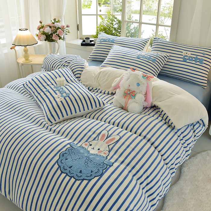 91家纺网 家纺一手货源 找家纺 炫拼家纺 2025新款条纹印花卡通毛巾绣加厚牛奶绒四件套 条纹-芭比兔-米蓝