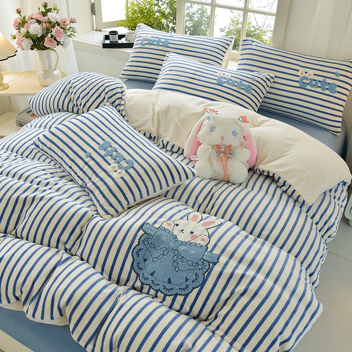 91家纺网 家纺一手货源 找家纺 炫拼家纺 2025新款条纹印花卡通毛巾绣加厚牛奶绒四件套 条纹-芭比兔-米蓝