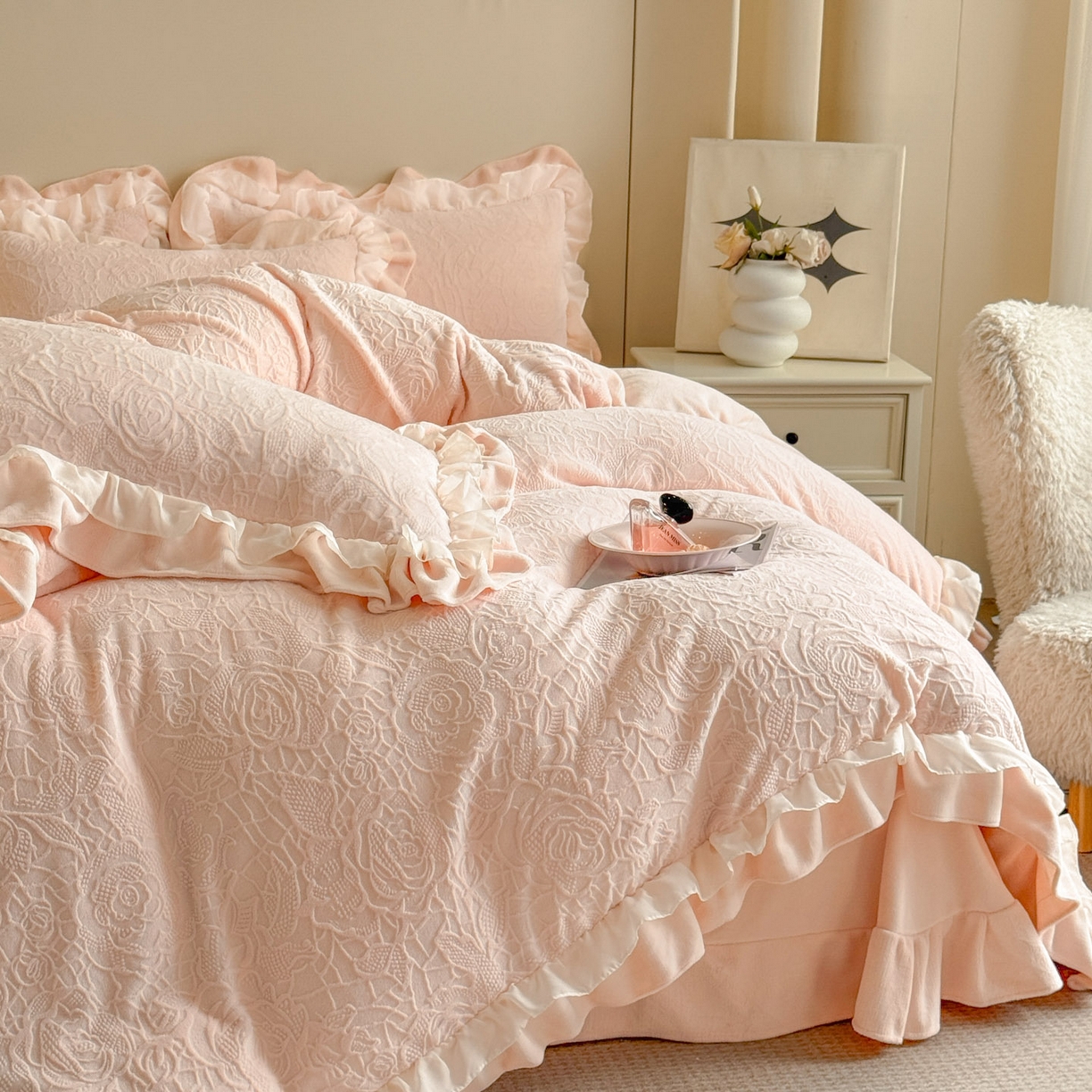 91家纺网 家纺一手货源 找家纺 爱家（原缔乐家纺） 2025新款A类牛奶雕花绒四件套 山茶花-蝴蝶之恋系列 山茶花之恋-公主粉