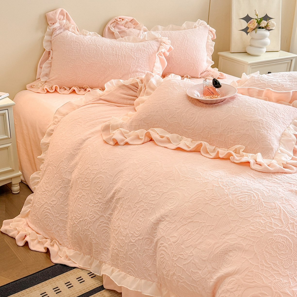 91家纺网 家纺一手货源 找家纺 爱家（原缔乐家纺） 2025新款A类牛奶雕花绒四件套 山茶花-蝴蝶之恋系列 山茶花之恋-公主粉