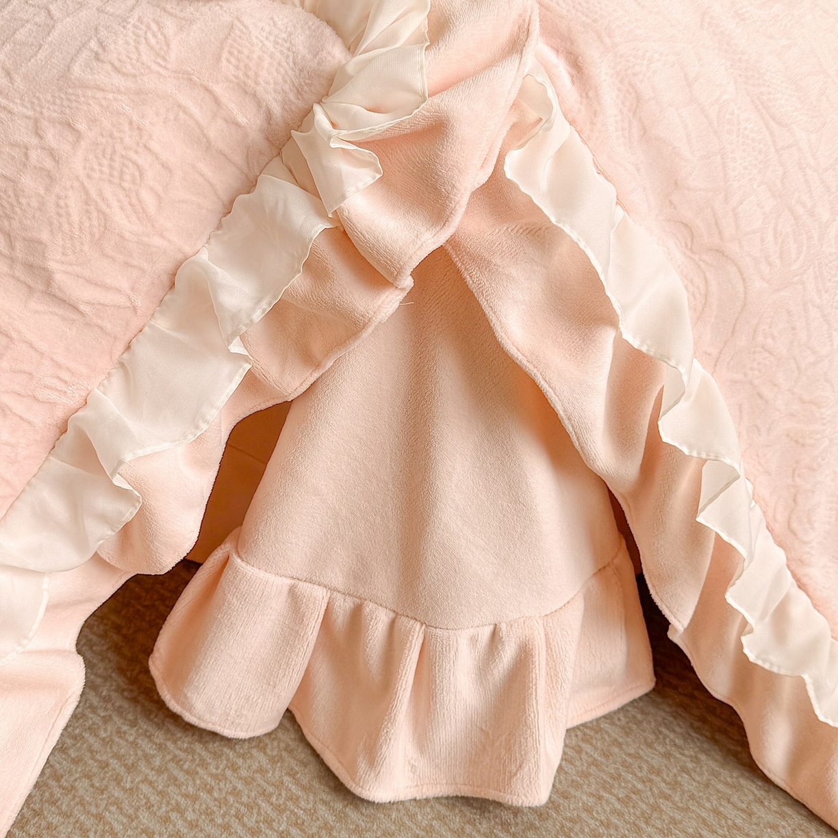 91家纺网 家纺一手货源 找家纺 爱家（原缔乐家纺） 2025新款A类牛奶雕花绒四件套 山茶花-蝴蝶之恋系列 山茶花之恋-公主粉