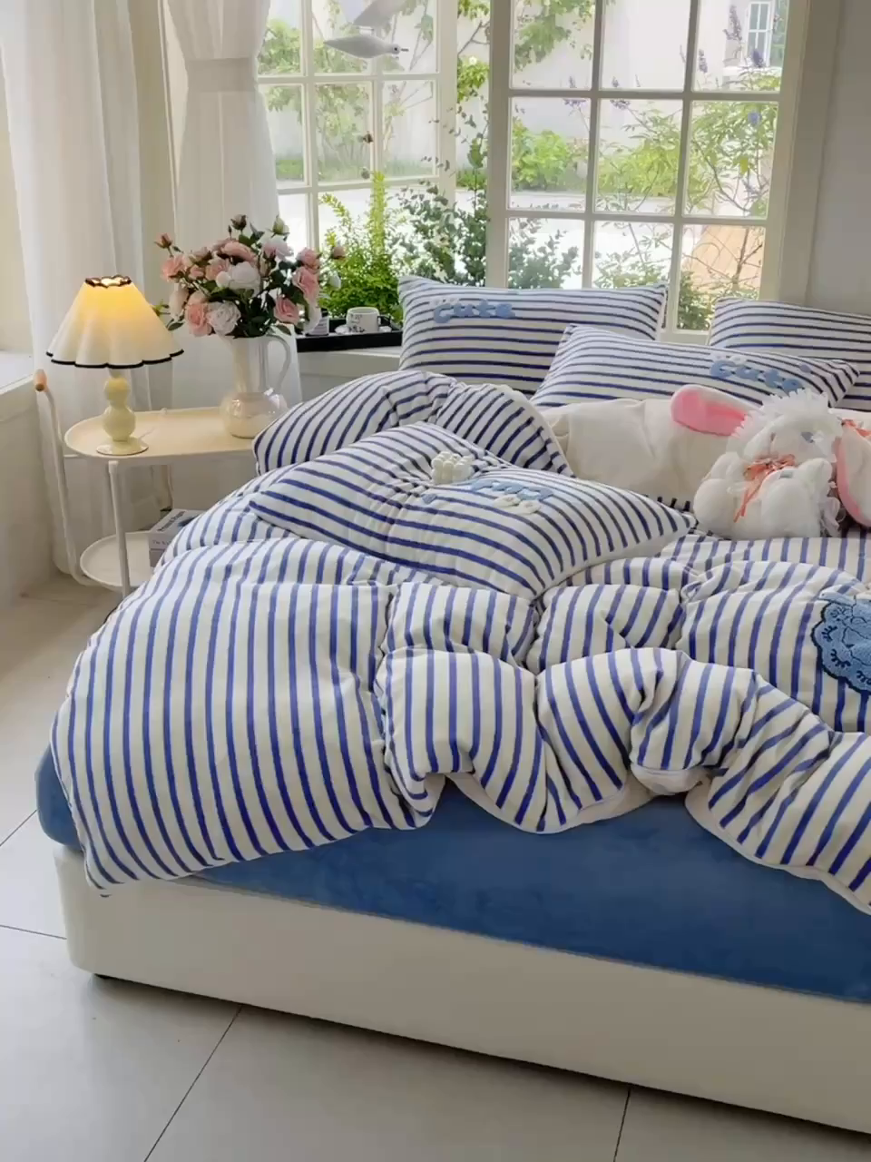 91家纺网 家纺一手货源 找家纺 炫拼家纺 2025新款条纹印花卡通毛巾绣加厚牛奶绒四件套 条纹-芭比兔-米蓝