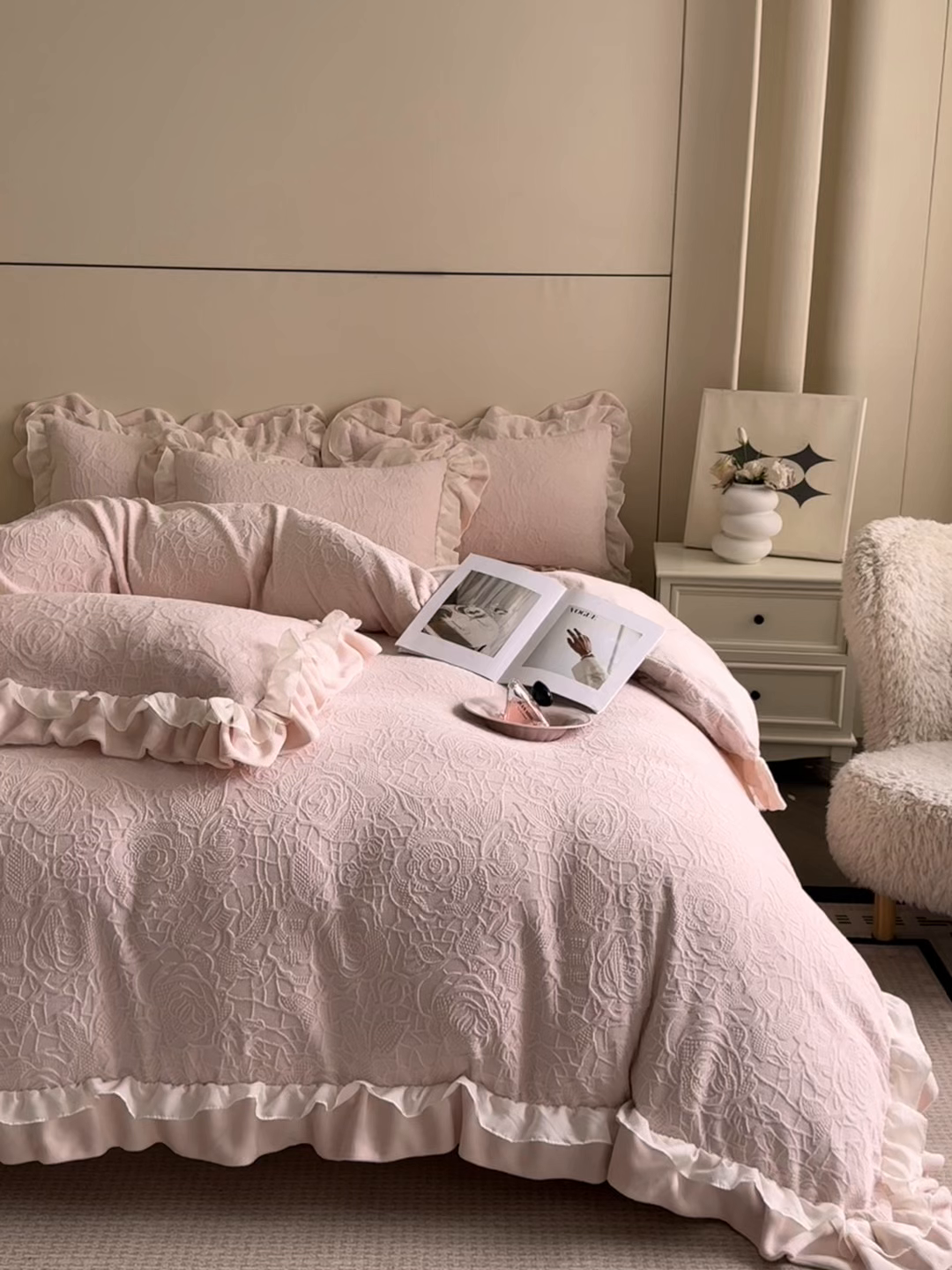 91家纺网 家纺一手货源 找家纺 爱家（原缔乐家纺） 2025新款A类牛奶雕花绒四件套 山茶花-蝴蝶之恋系列 山茶花之恋-公主粉