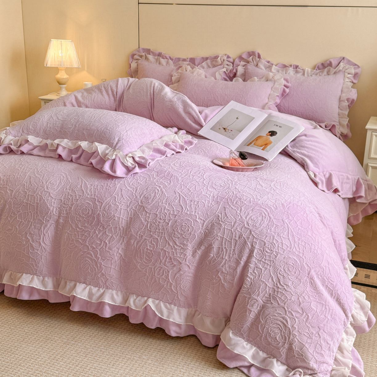 91家纺网 家纺一手货源 找家纺 爱家（原缔乐家纺） 2025新款A类牛奶雕花绒四件套 山茶花-蝴蝶之恋系列 山茶花之恋-梦幻紫