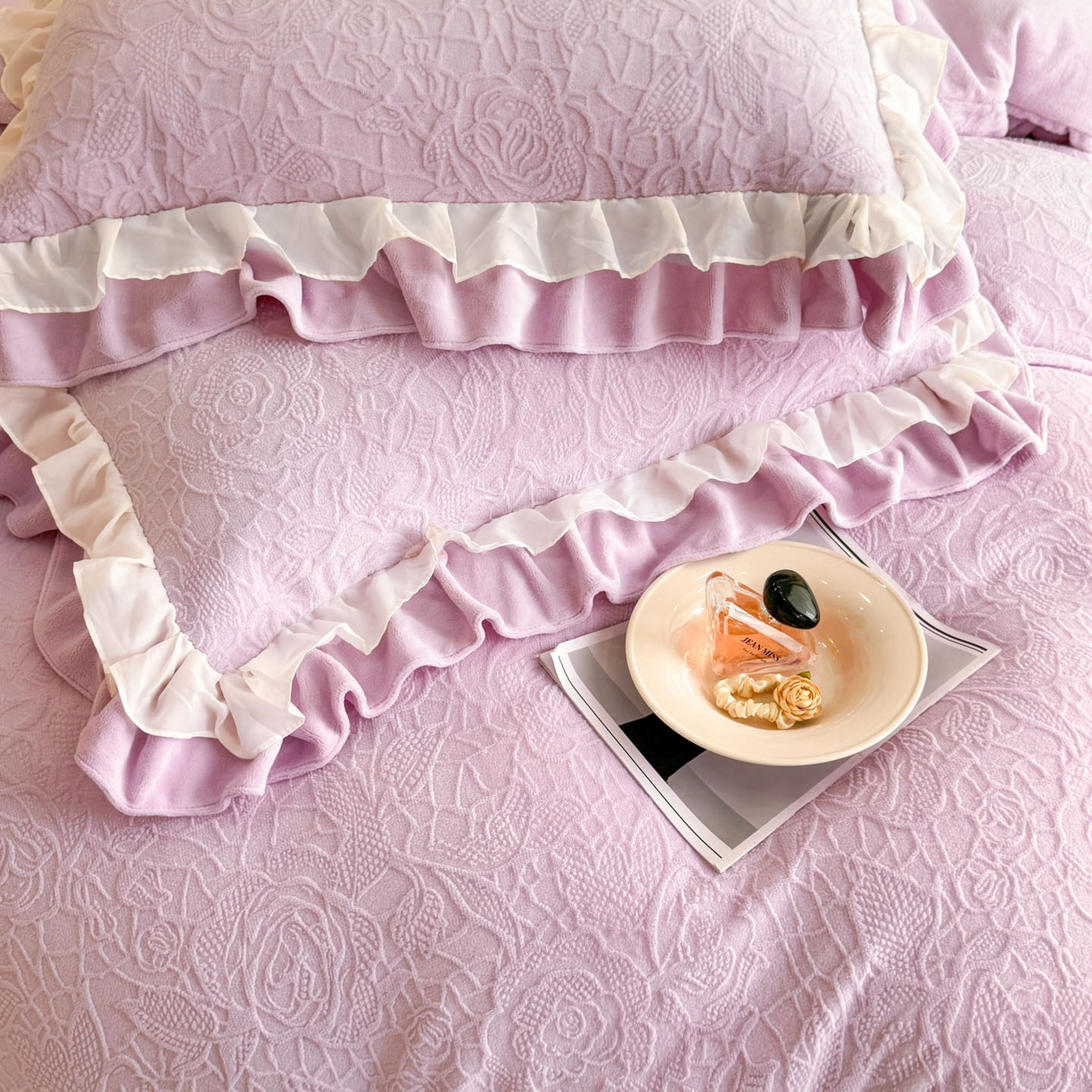 91家纺网 家纺一手货源 找家纺 爱家（原缔乐家纺） 2025新款A类牛奶雕花绒四件套 山茶花-蝴蝶之恋系列 山茶花之恋-梦幻紫