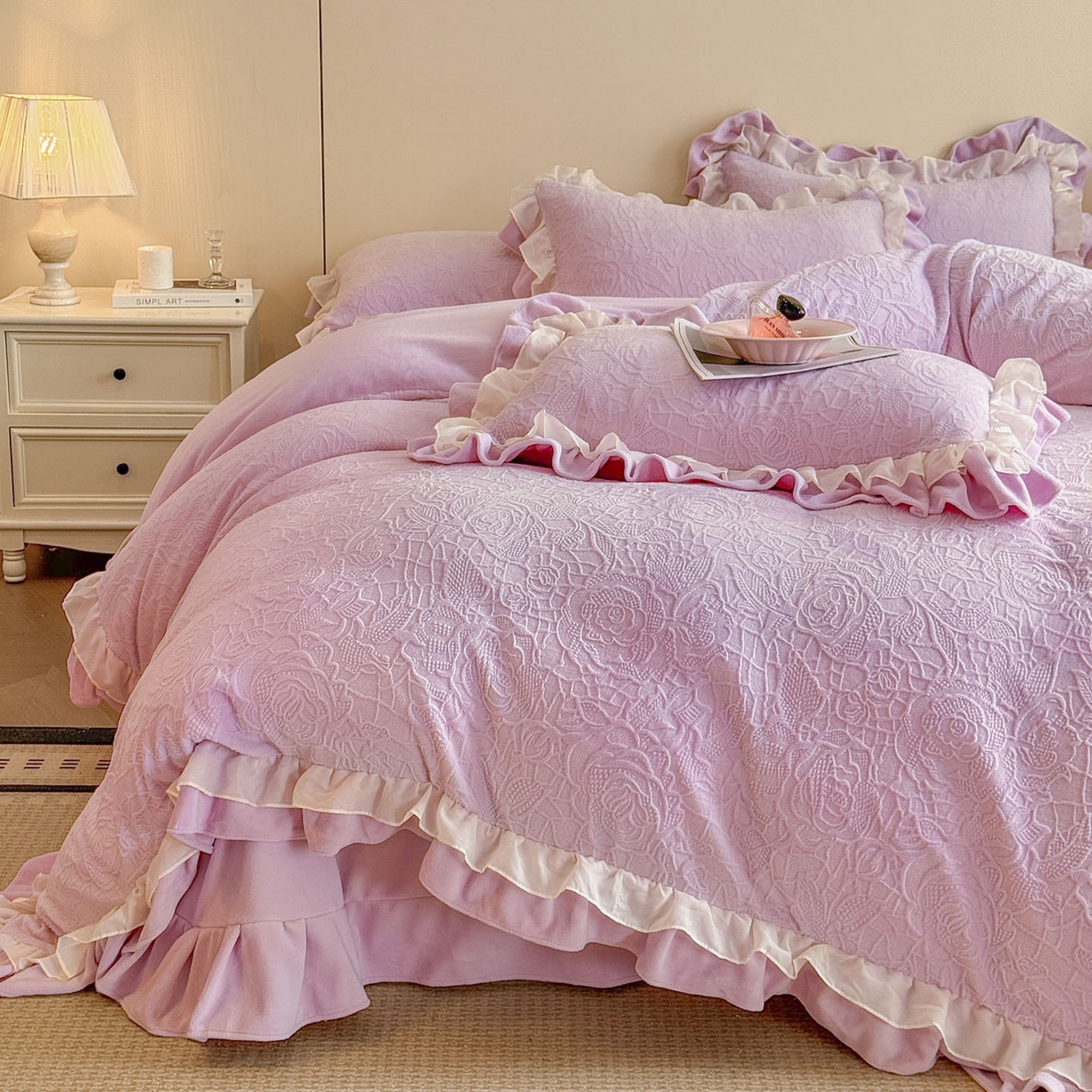 91家纺网 家纺一手货源 找家纺 爱家（原缔乐家纺） 2025新款A类牛奶雕花绒四件套 山茶花-蝴蝶之恋系列 山茶花之恋-梦幻紫