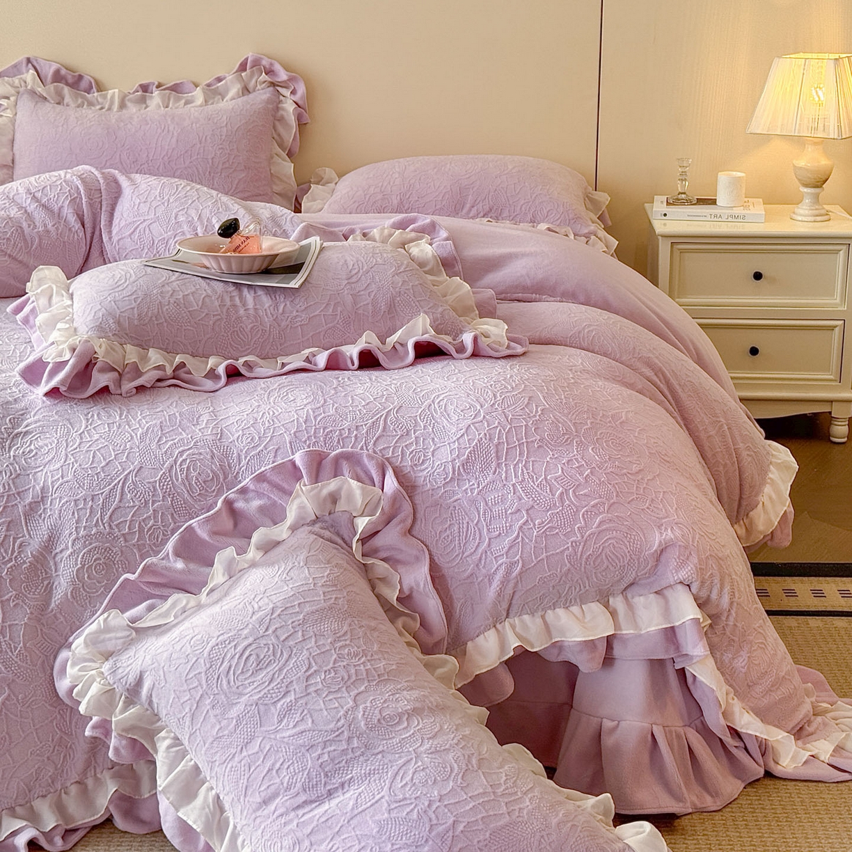 91家纺网 家纺一手货源 找家纺 爱家（原缔乐家纺） 2025新款A类牛奶雕花绒四件套 山茶花-蝴蝶之恋系列 山茶花之恋-梦幻紫