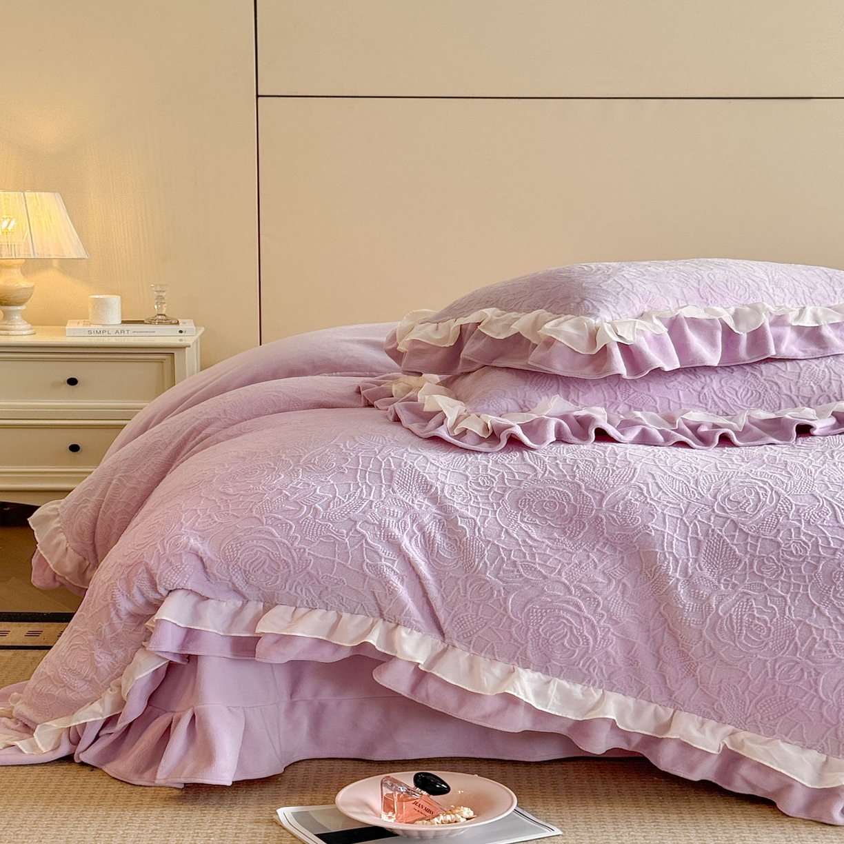 91家纺网 家纺一手货源 找家纺 爱家（原缔乐家纺） 2025新款A类牛奶雕花绒四件套 山茶花-蝴蝶之恋系列 山茶花之恋-梦幻紫