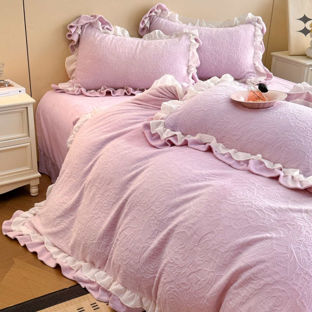 91家纺网 家纺一手货源 找家纺 爱家（原缔乐家纺） 2025新款A类牛奶雕花绒四件套 山茶花-蝴蝶之恋系列 山茶花之恋-梦幻紫