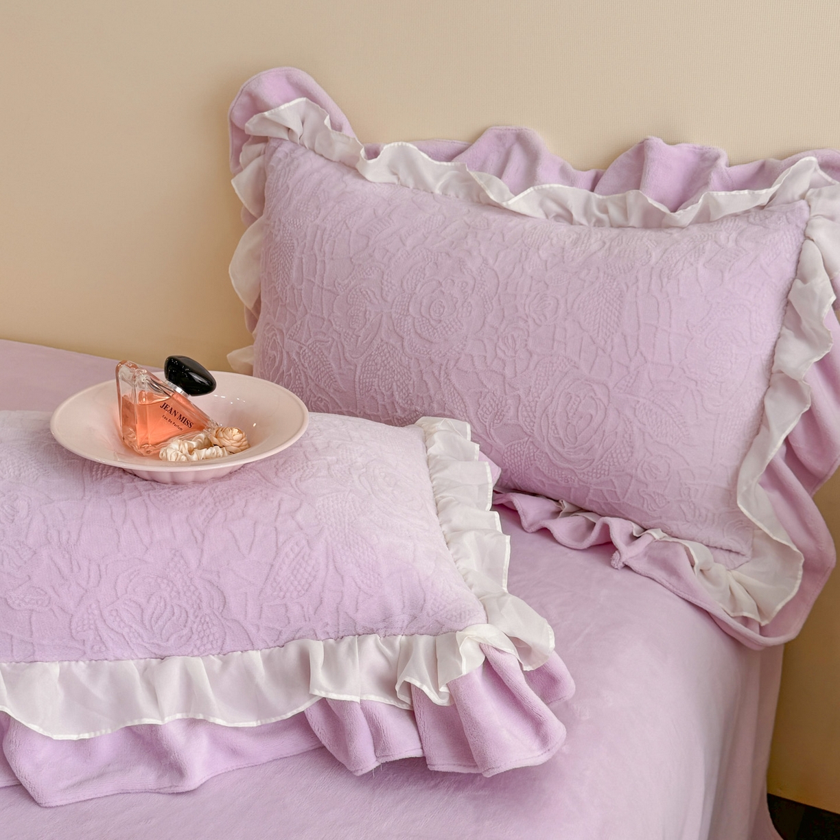 91家纺网 家纺一手货源 找家纺 爱家（原缔乐家纺） 2025新款A类牛奶雕花绒四件套 山茶花-蝴蝶之恋系列 山茶花之恋-梦幻紫