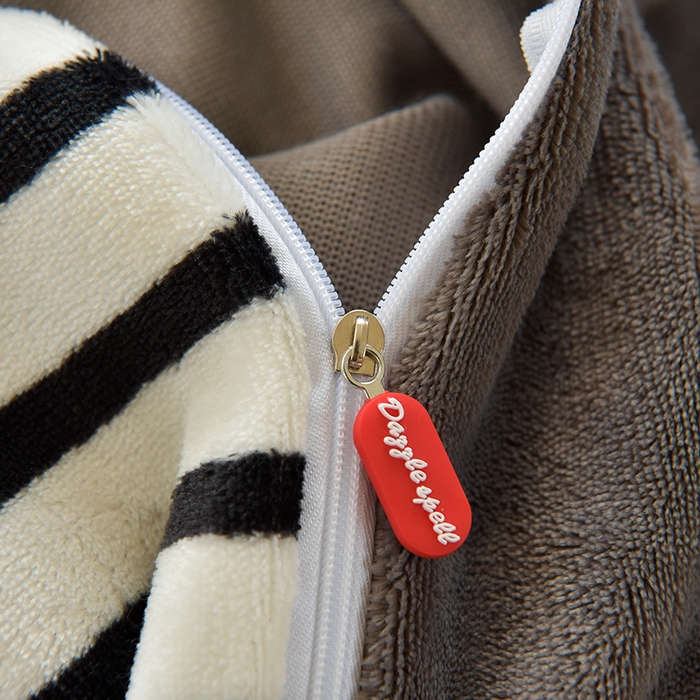 91家纺网 家纺一手货源 找家纺 炫拼家纺 2025新款条纹印花卡通毛巾绣加厚牛奶绒四件套 条纹-恰恰狗-绅士灰