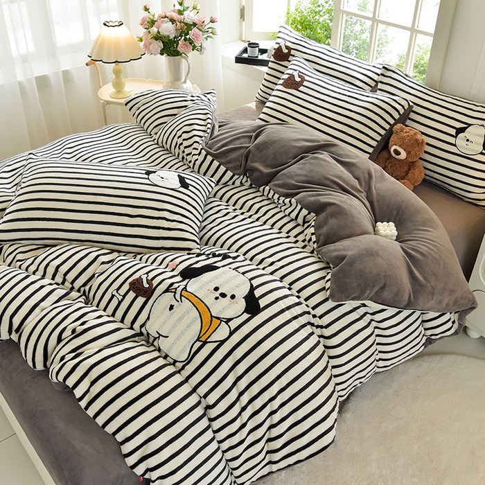 91家纺网 家纺一手货源 找家纺 炫拼家纺 2025新款条纹印花卡通毛巾绣加厚牛奶绒四件套 条纹-恰恰狗-绅士灰