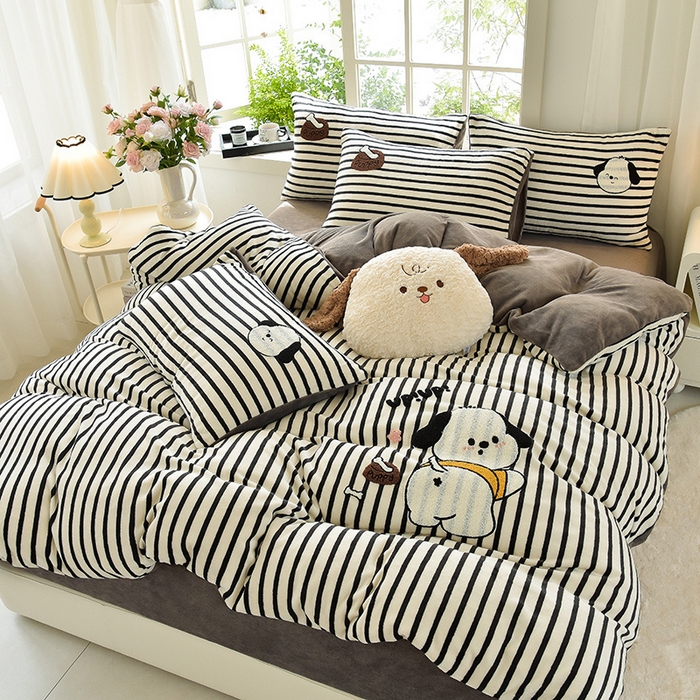 91家纺网 家纺一手货源 找家纺 炫拼家纺 2025新款条纹印花卡通毛巾绣加厚牛奶绒四件套 条纹-恰恰狗-绅士灰