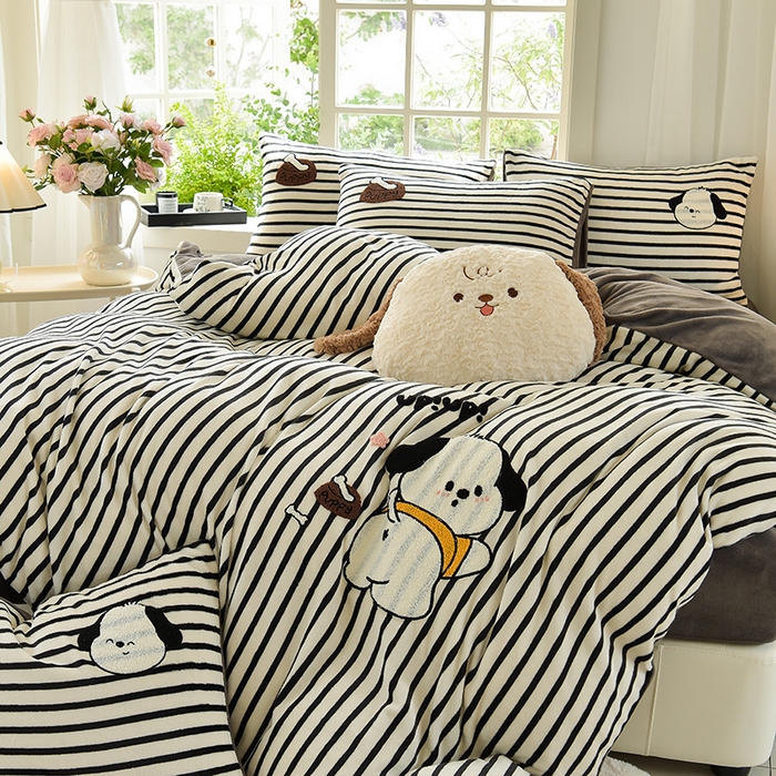 91家纺网 家纺一手货源 找家纺 炫拼家纺 2025新款条纹印花卡通毛巾绣加厚牛奶绒四件套 条纹-恰恰狗-绅士灰