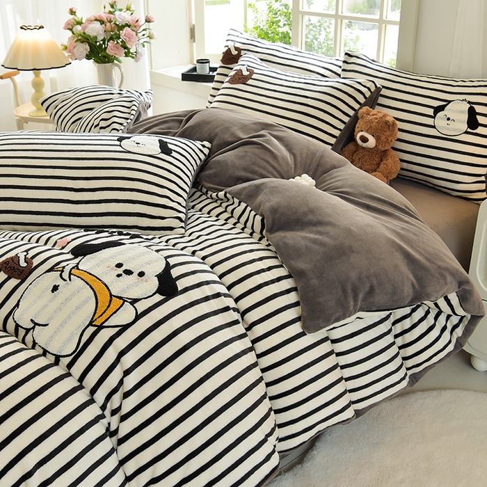 91家纺网 家纺一手货源 找家纺 炫拼家纺 2025新款条纹印花卡通毛巾绣加厚牛奶绒四件套 条纹-恰恰狗-绅士灰