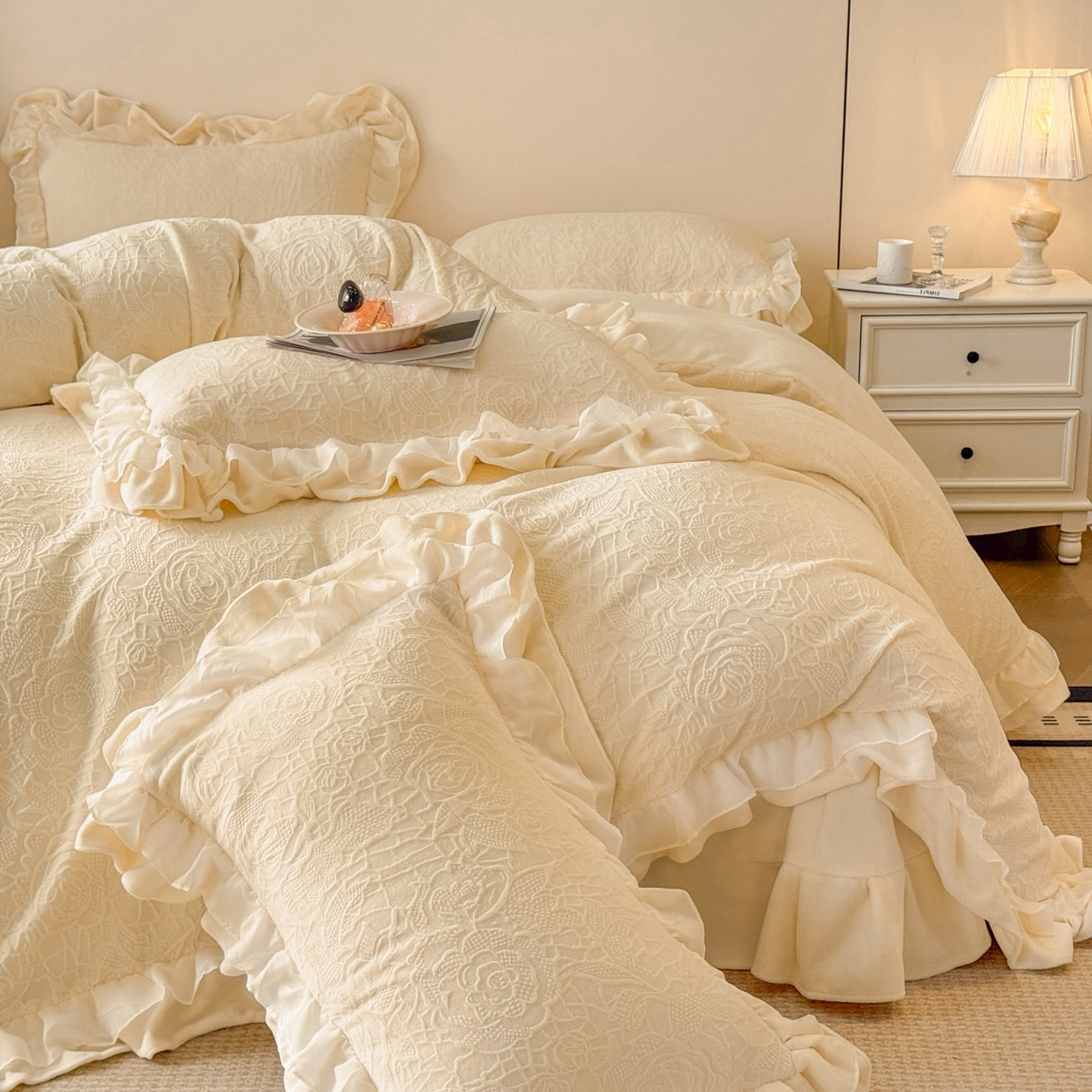 91家纺网 家纺一手货源 找家纺 爱家（原缔乐家纺） 2025新款A类牛奶雕花绒四件套 山茶花-蝴蝶之恋系列 山茶花之恋-奶昔白