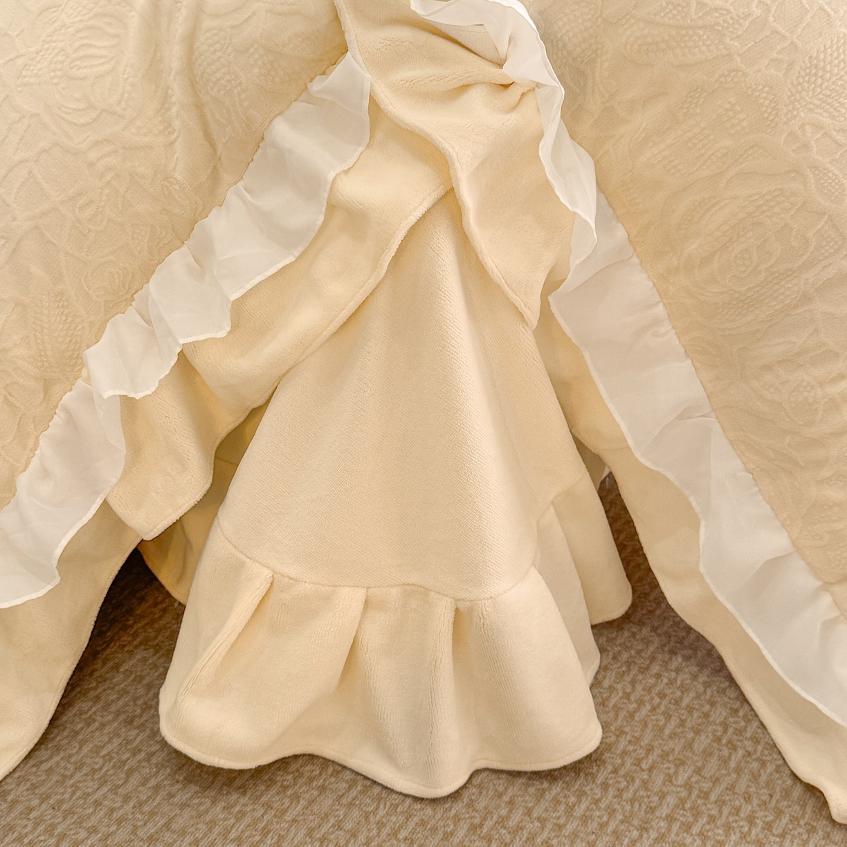 91家纺网 家纺一手货源 找家纺 爱家（原缔乐家纺） 2025新款A类牛奶雕花绒四件套 山茶花-蝴蝶之恋系列 山茶花之恋-奶昔白