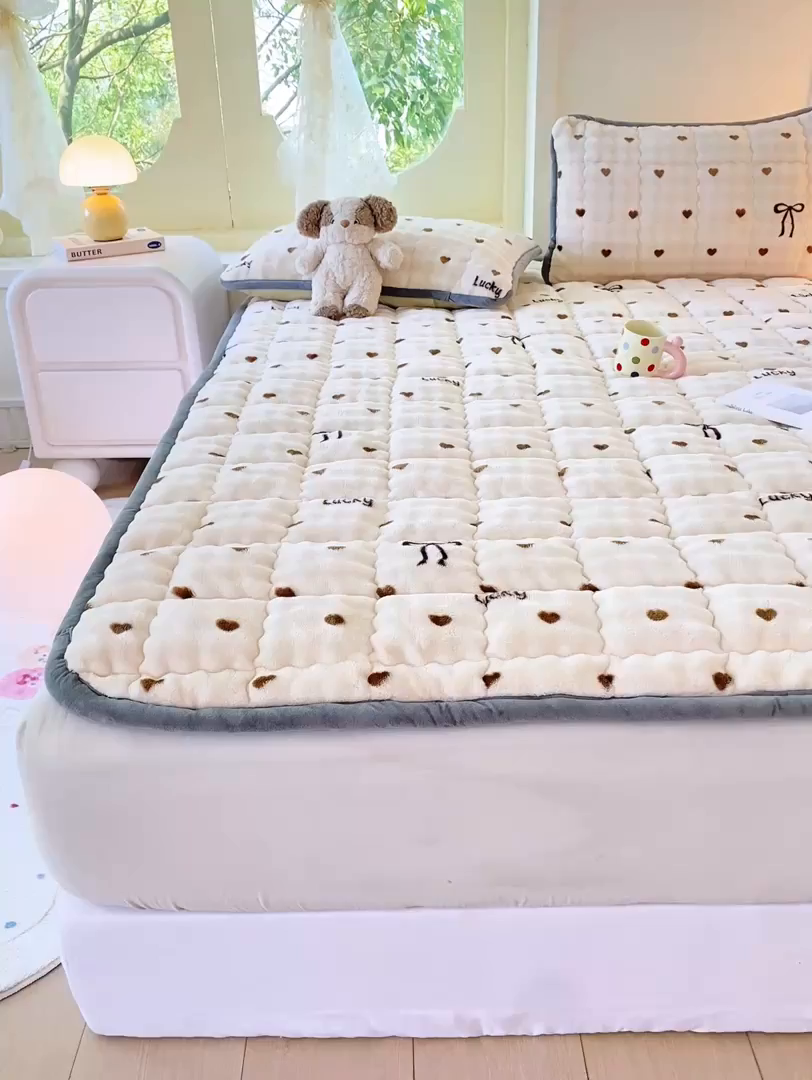 91家纺网 家纺一手货源 找家纺 （总）眠势力 2025新款牛奶绒泡泡床垫加绒仿兔毛绒床褥子秋冬保暖珊瑚绒夹棉床护垫