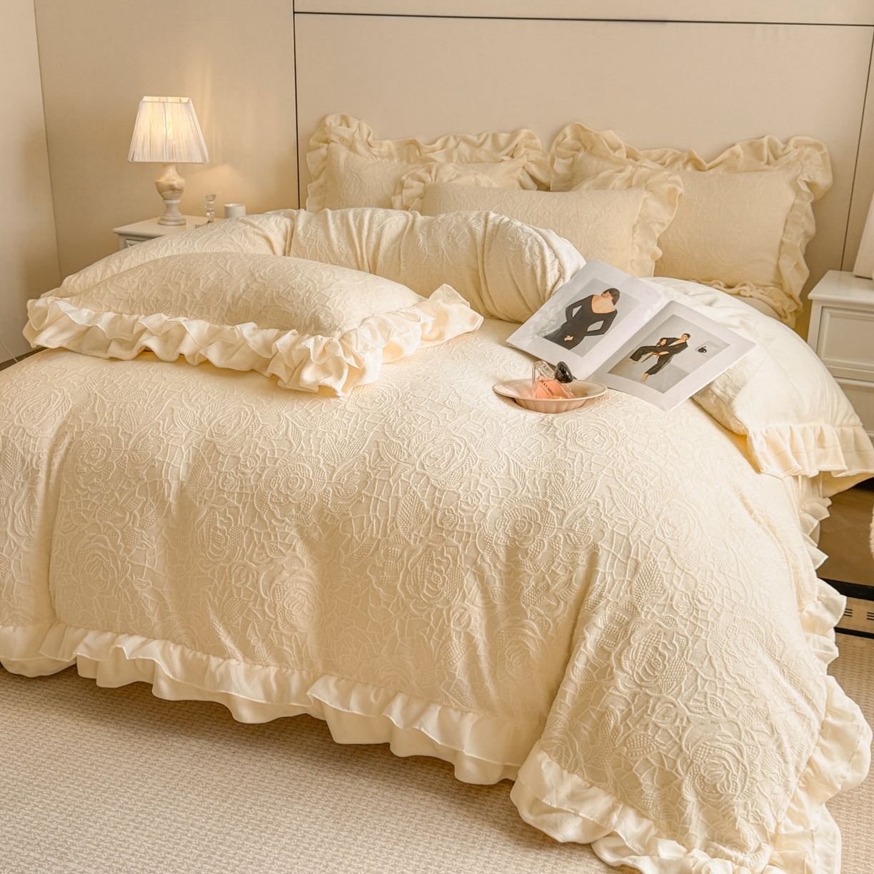 91家纺网 家纺一手货源 找家纺 爱家（原缔乐家纺） 2025新款A类牛奶雕花绒四件套 山茶花-蝴蝶之恋系列 山茶花之恋-奶昔白