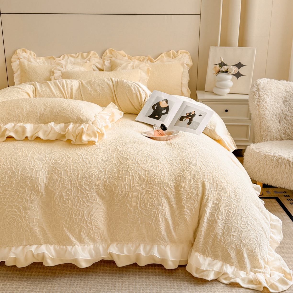 91家纺网 家纺一手货源 找家纺 爱家（原缔乐家纺） 2025新款A类牛奶雕花绒四件套 山茶花-蝴蝶之恋系列 山茶花之恋-奶昔白