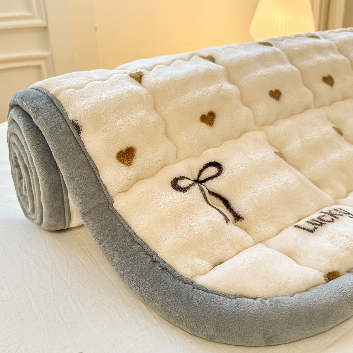 91家纺网 家纺一手货源 找家纺 （总）眠势力 2025新款牛奶绒泡泡床垫加绒仿兔毛绒床褥子秋冬保暖珊瑚绒夹棉床护垫