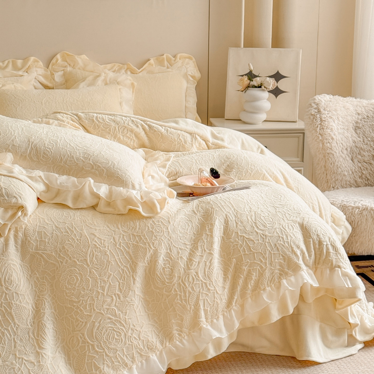 91家纺网 家纺一手货源 找家纺 爱家（原缔乐家纺） 2025新款A类牛奶雕花绒四件套 山茶花-蝴蝶之恋系列 山茶花之恋-奶昔白