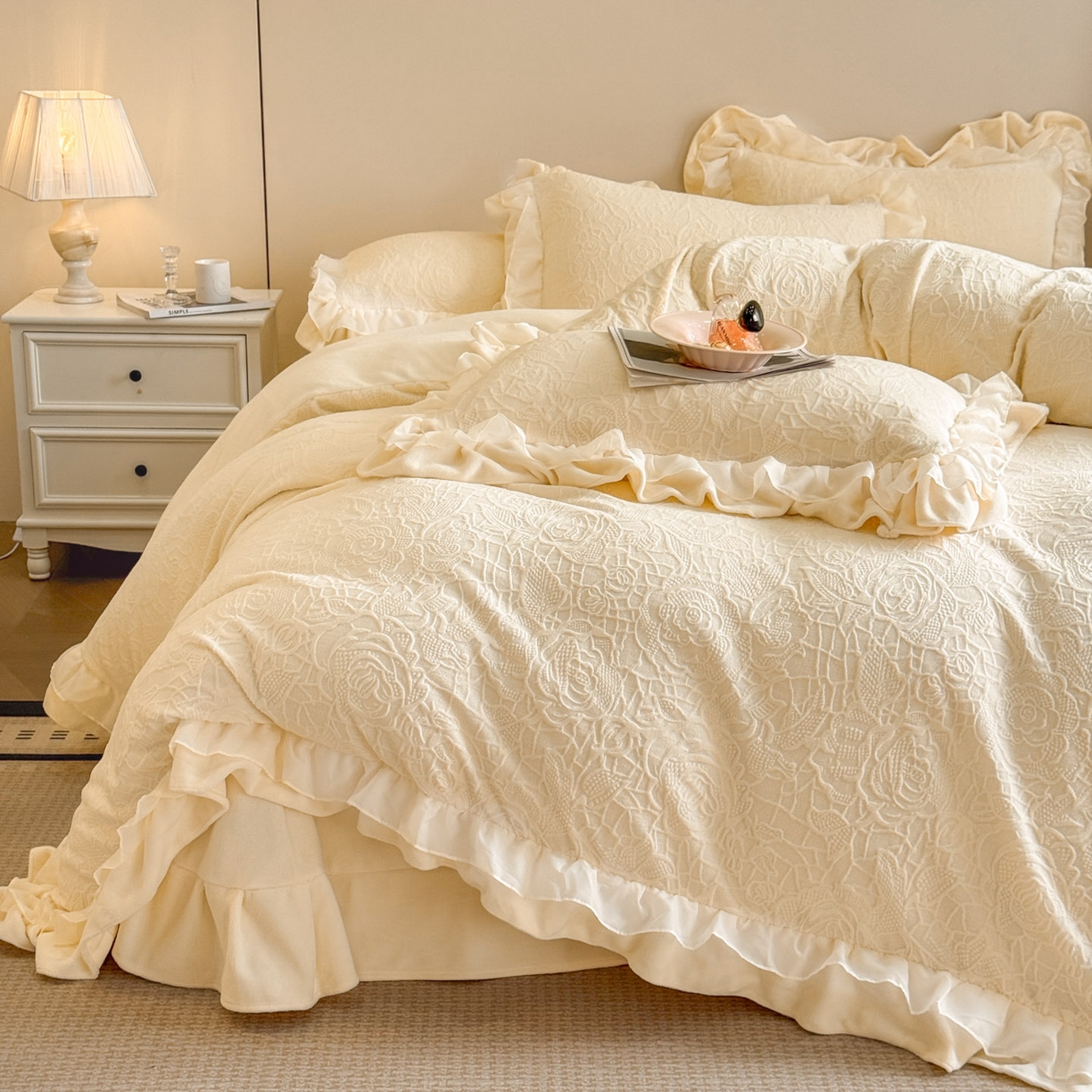 91家纺网 家纺一手货源 找家纺 爱家（原缔乐家纺） 2025新款A类牛奶雕花绒四件套 山茶花-蝴蝶之恋系列 山茶花之恋-奶昔白