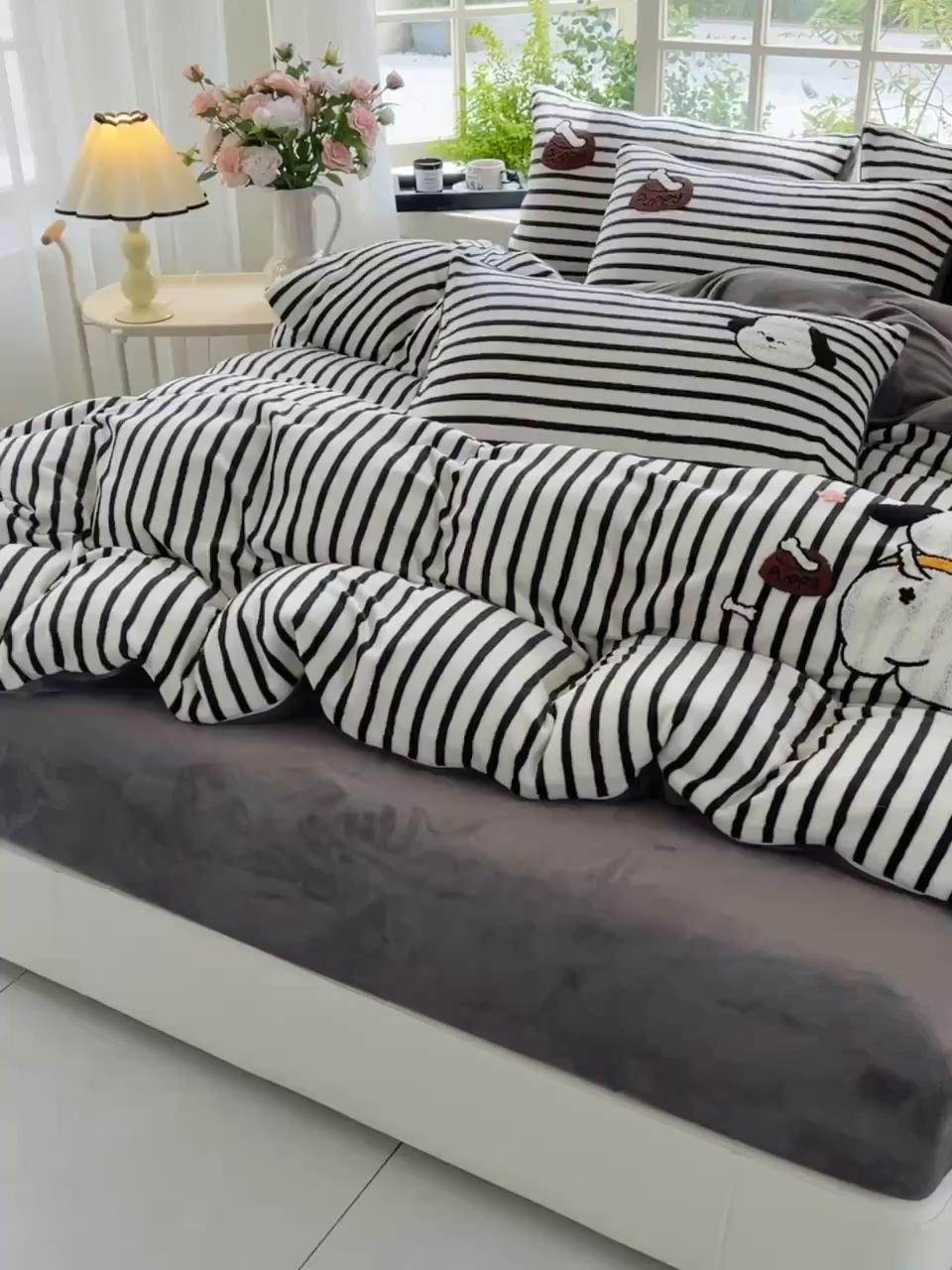 91家纺网 家纺一手货源 找家纺 炫拼家纺 2025新款条纹印花卡通毛巾绣加厚牛奶绒四件套 条纹-恰恰狗-绅士灰