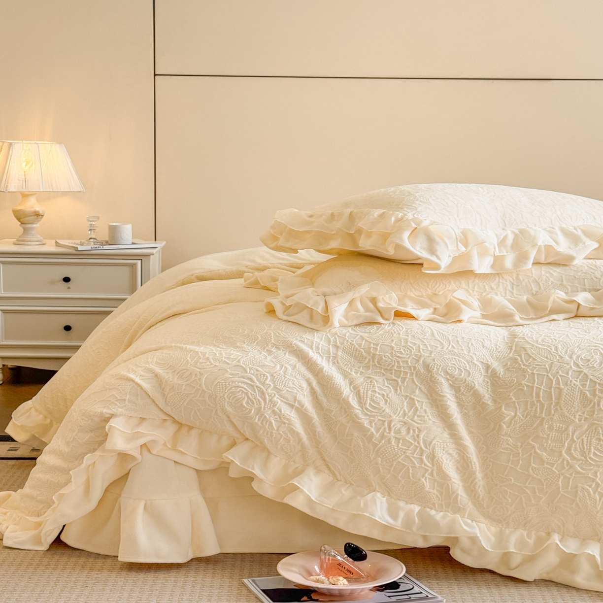 91家纺网 家纺一手货源 找家纺 爱家（原缔乐家纺） 2025新款A类牛奶雕花绒四件套 山茶花-蝴蝶之恋系列 山茶花之恋-奶昔白