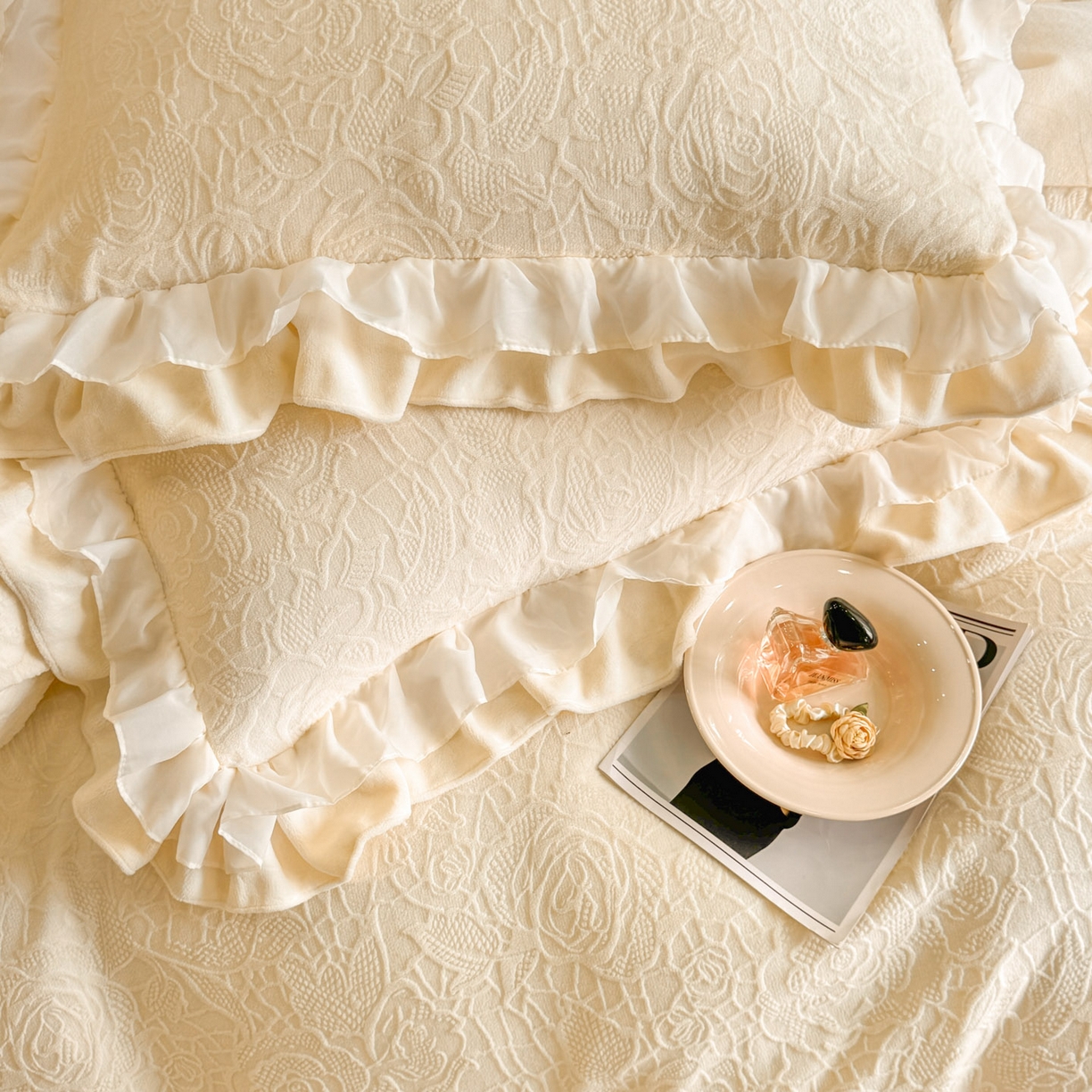 91家纺网 家纺一手货源 找家纺 爱家（原缔乐家纺） 2025新款A类牛奶雕花绒四件套 山茶花-蝴蝶之恋系列 山茶花之恋-奶昔白