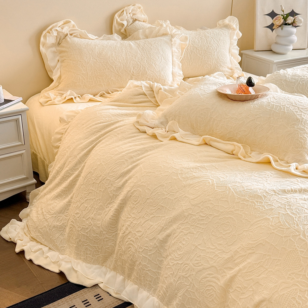 91家纺网 家纺一手货源 找家纺 爱家（原缔乐家纺） 2025新款A类牛奶雕花绒四件套 山茶花-蝴蝶之恋系列 山茶花之恋-奶昔白