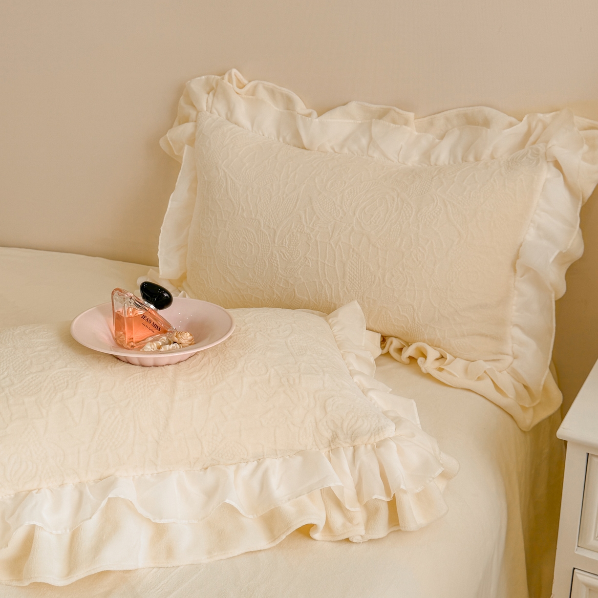 91家纺网 家纺一手货源 找家纺 爱家（原缔乐家纺） 2025新款A类牛奶雕花绒四件套 山茶花-蝴蝶之恋系列 山茶花之恋-奶昔白