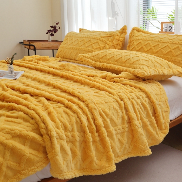 91家纺网 家纺一手货源 找家纺 栩裕纺织 2025新款双面塔芙绒毛毯家用毯子卷边款 塔夫绒-姜黄