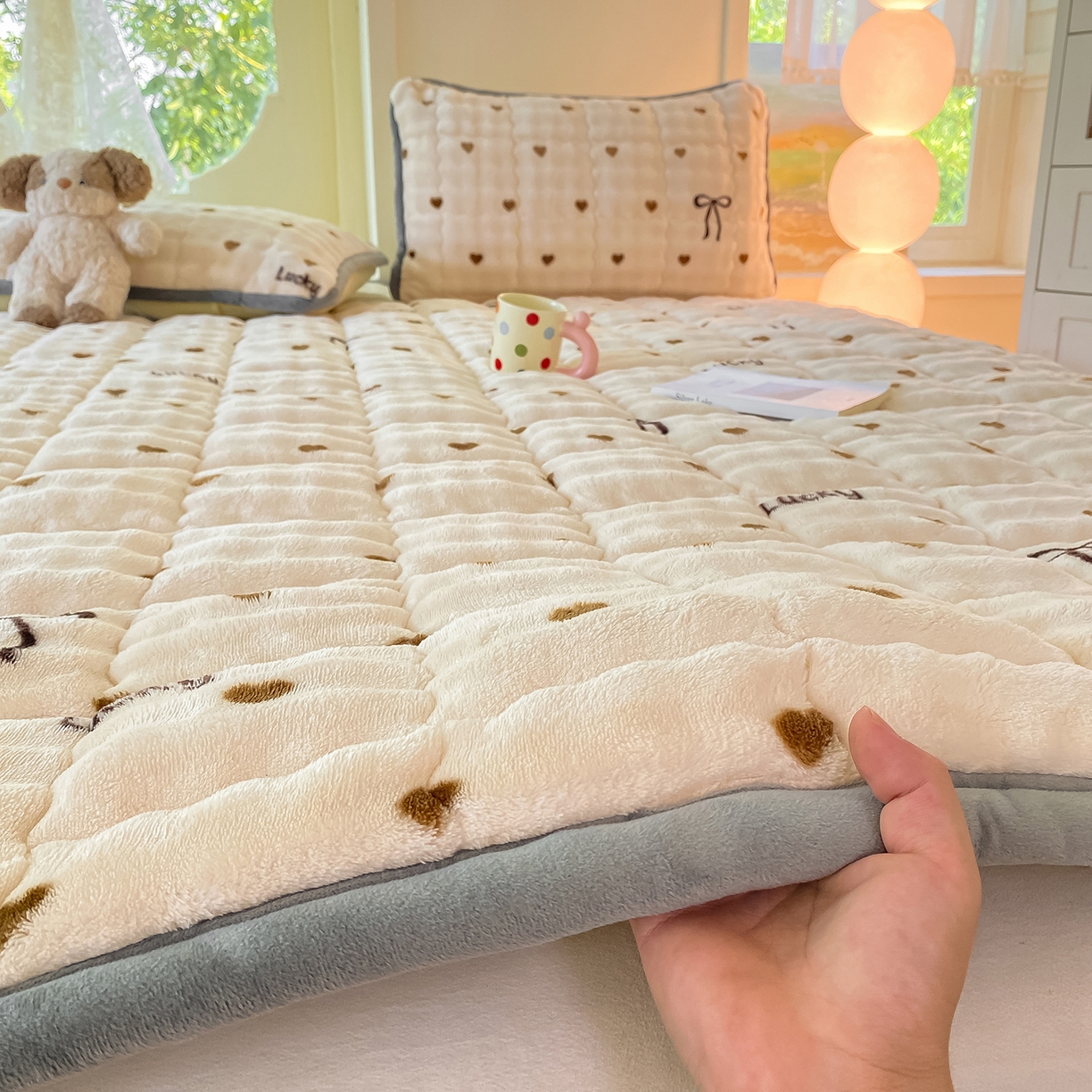 91家纺网 家纺一手货源 找家纺 （总）眠势力 2025新款牛奶绒泡泡床垫加绒仿兔毛绒床褥子秋冬保暖珊瑚绒夹棉床护垫