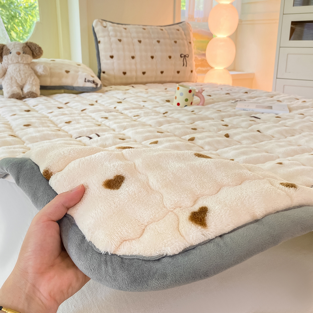 91家纺网 家纺一手货源 找家纺 （总）眠势力 2025新款牛奶绒泡泡床垫加绒仿兔毛绒床褥子秋冬保暖珊瑚绒夹棉床护垫