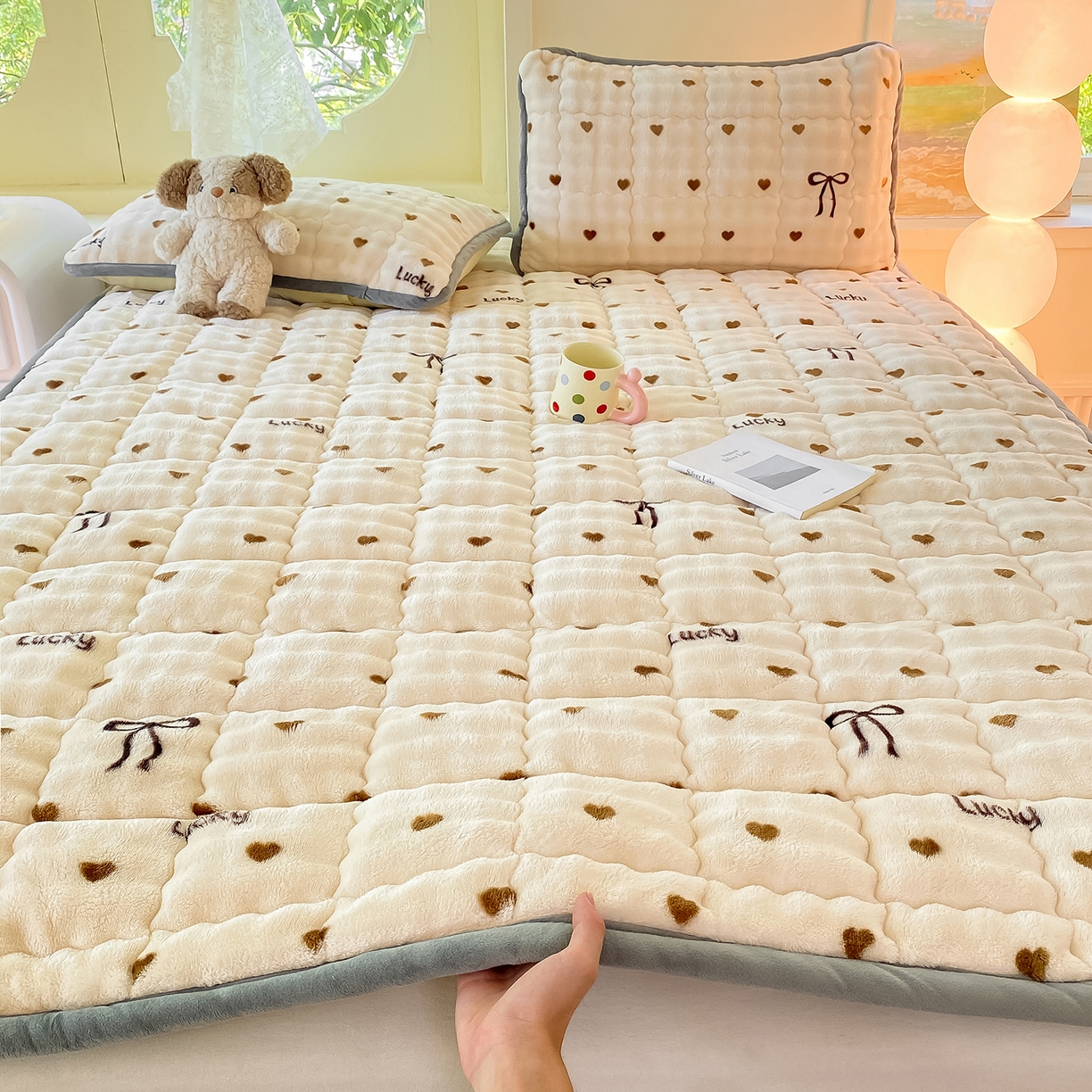 91家纺网 家纺一手货源 找家纺 （总）眠势力 2025新款牛奶绒泡泡床垫加绒仿兔毛绒床褥子秋冬保暖珊瑚绒夹棉床护垫