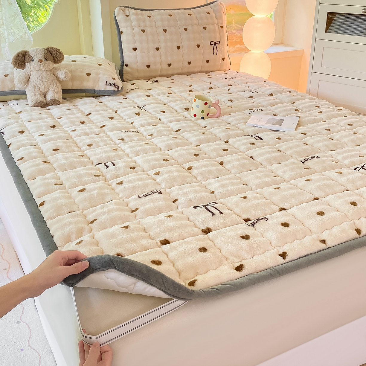 91家纺网 家纺一手货源 找家纺 （总）眠势力 2025新款牛奶绒泡泡床垫加绒仿兔毛绒床褥子秋冬保暖珊瑚绒夹棉床护垫