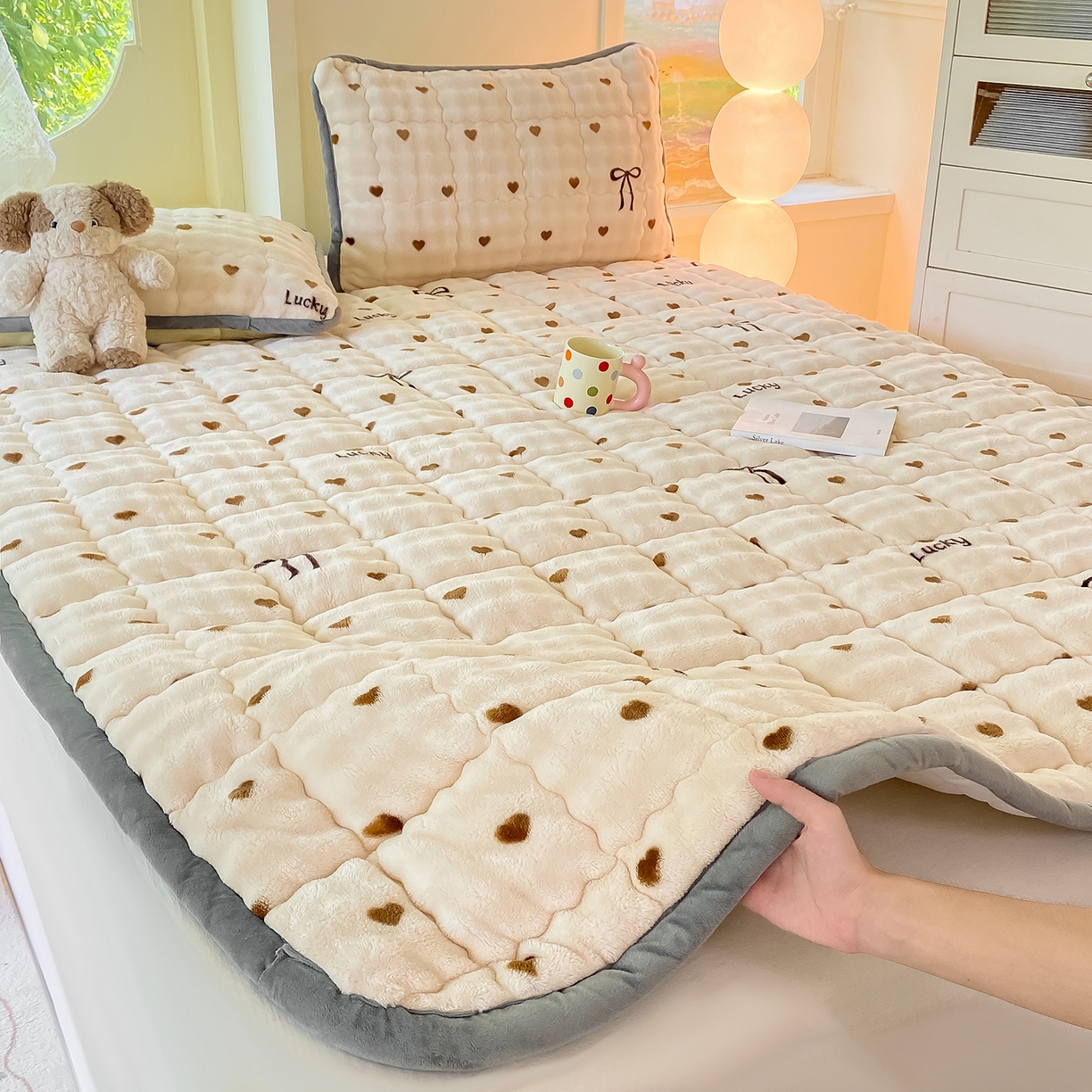 91家纺网 家纺一手货源 找家纺 （总）眠势力 2025新款牛奶绒泡泡床垫加绒仿兔毛绒床褥子秋冬保暖珊瑚绒夹棉床护垫