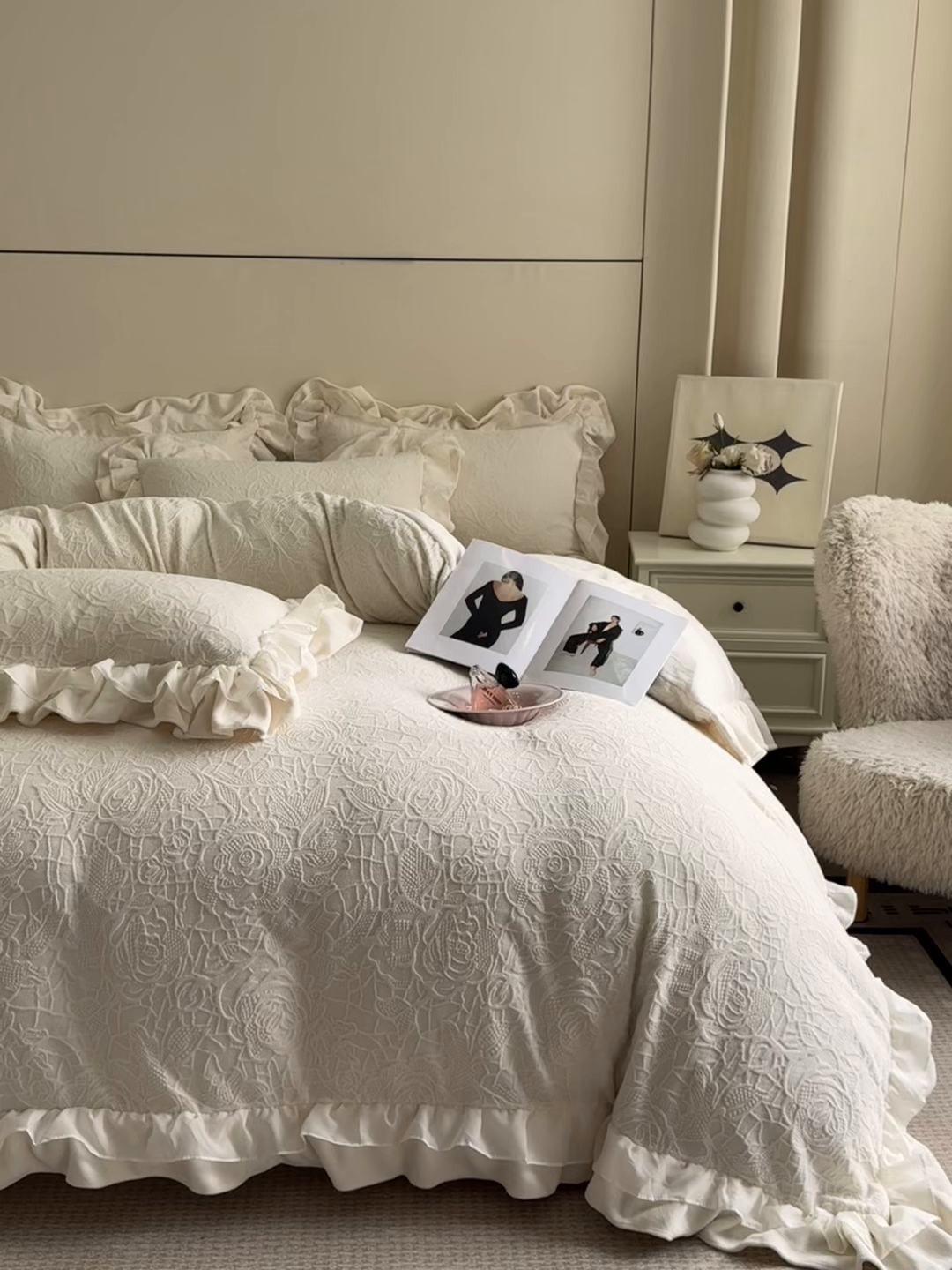 91家纺网 家纺一手货源 找家纺 爱家（原缔乐家纺） 2025新款A类牛奶雕花绒四件套 山茶花-蝴蝶之恋系列 山茶花之恋-奶昔白