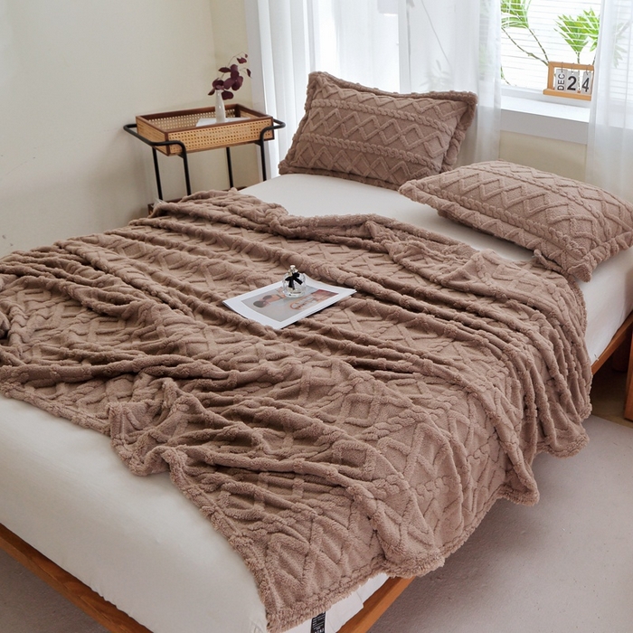 91家纺网 家纺一手货源 找家纺 栩裕纺织 2025新款双面塔芙绒毛毯家用毯子卷边款 塔夫绒-咖色