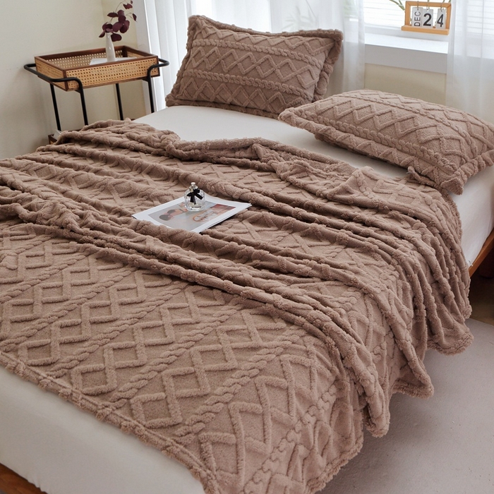 91家纺网 家纺一手货源 找家纺 栩裕纺织 2025新款双面塔芙绒毛毯家用毯子卷边款 塔夫绒-咖色