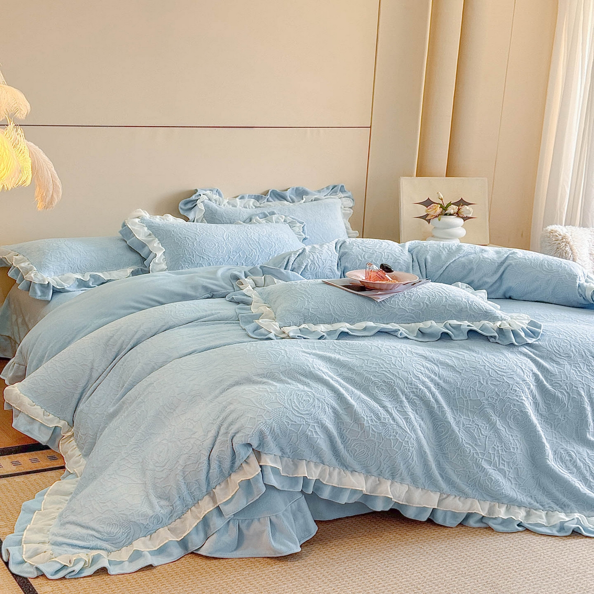 91家纺网 家纺一手货源 找家纺 爱家（原缔乐家纺） 2025新款A类牛奶雕花绒四件套 山茶花-蝴蝶之恋系列 山茶花之恋-天空兰