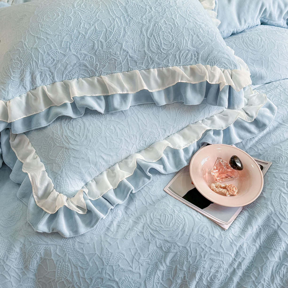 91家纺网 家纺一手货源 找家纺 爱家（原缔乐家纺） 2025新款A类牛奶雕花绒四件套 山茶花-蝴蝶之恋系列 山茶花之恋-天空兰