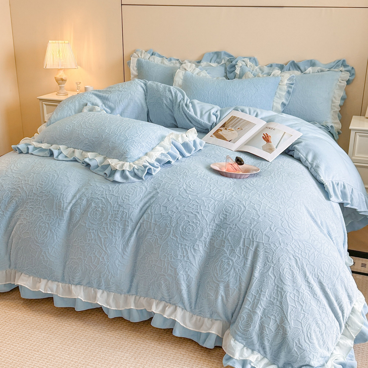 91家纺网 家纺一手货源 找家纺 爱家（原缔乐家纺） 2025新款A类牛奶雕花绒四件套 山茶花-蝴蝶之恋系列 山茶花之恋-天空兰