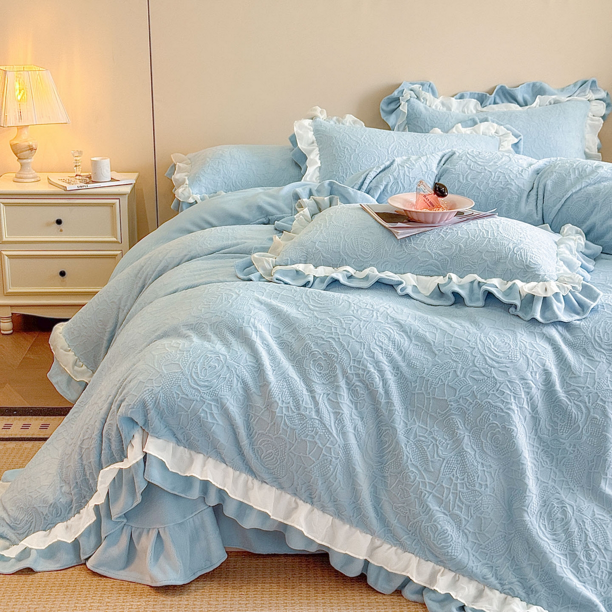 91家纺网 家纺一手货源 找家纺 爱家（原缔乐家纺） 2025新款A类牛奶雕花绒四件套 山茶花-蝴蝶之恋系列 山茶花之恋-天空兰