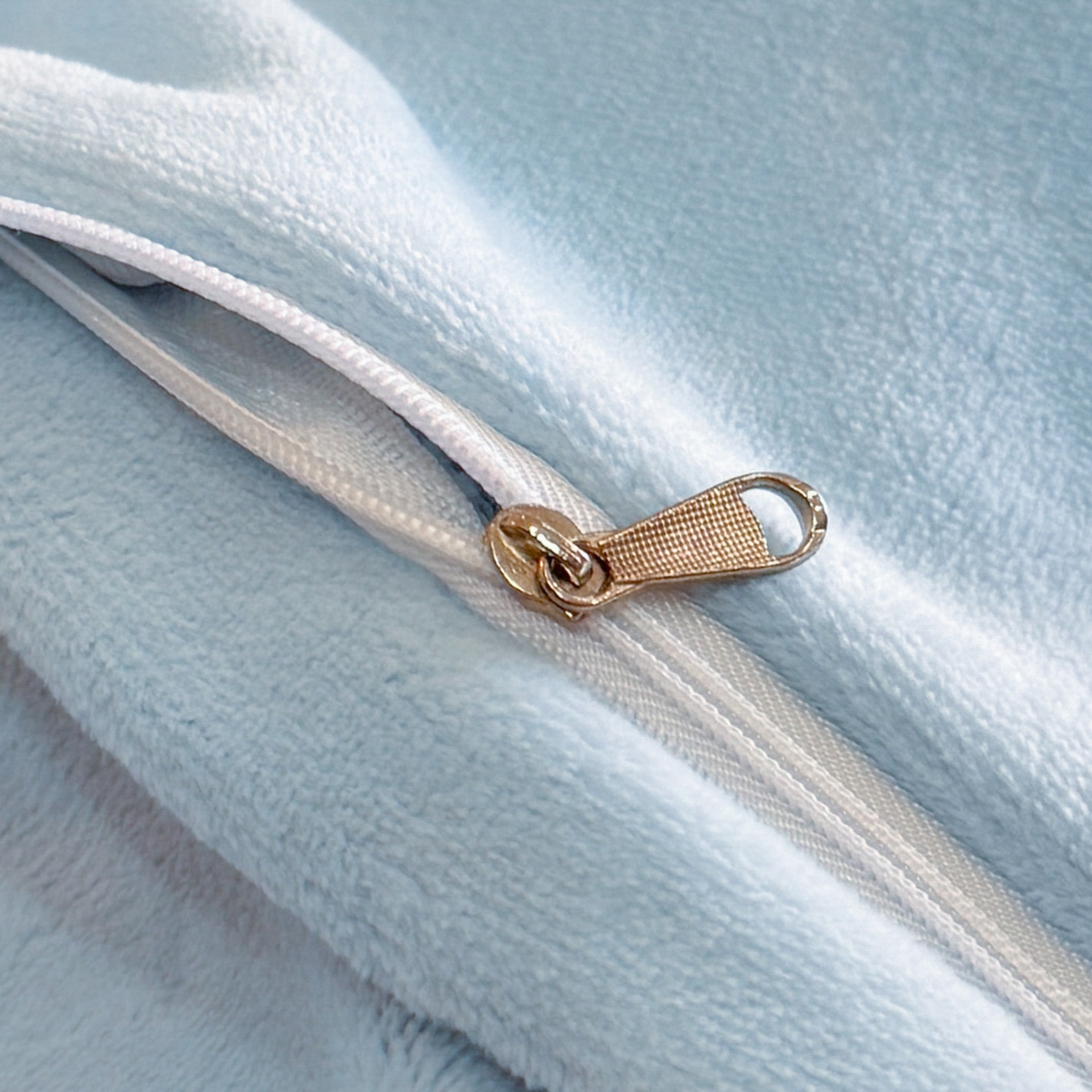 91家纺网 家纺一手货源 找家纺 爱家（原缔乐家纺） 2025新款A类牛奶雕花绒四件套 山茶花-蝴蝶之恋系列 山茶花之恋-天空兰