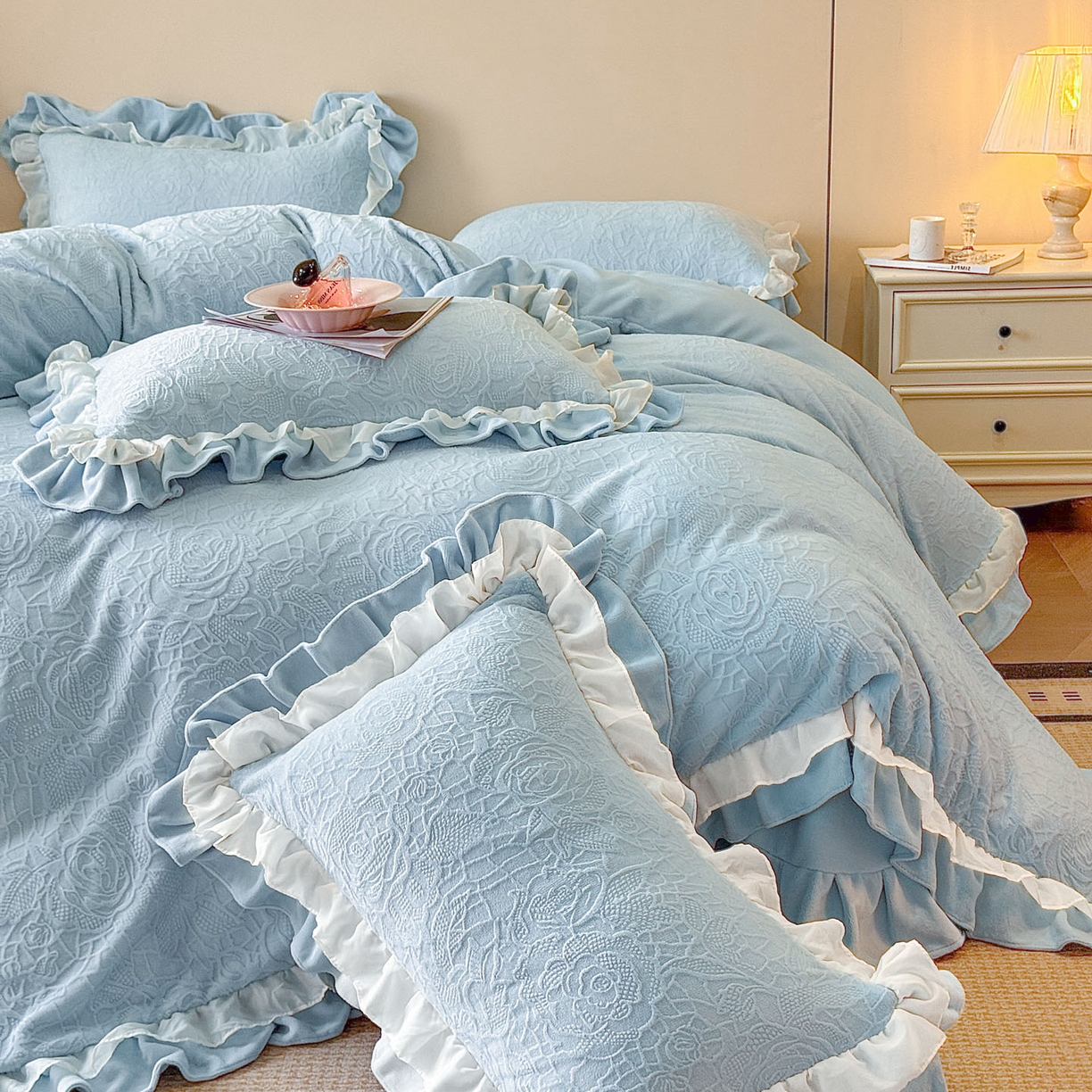 91家纺网 家纺一手货源 找家纺 爱家（原缔乐家纺） 2025新款A类牛奶雕花绒四件套 山茶花-蝴蝶之恋系列 山茶花之恋-天空兰