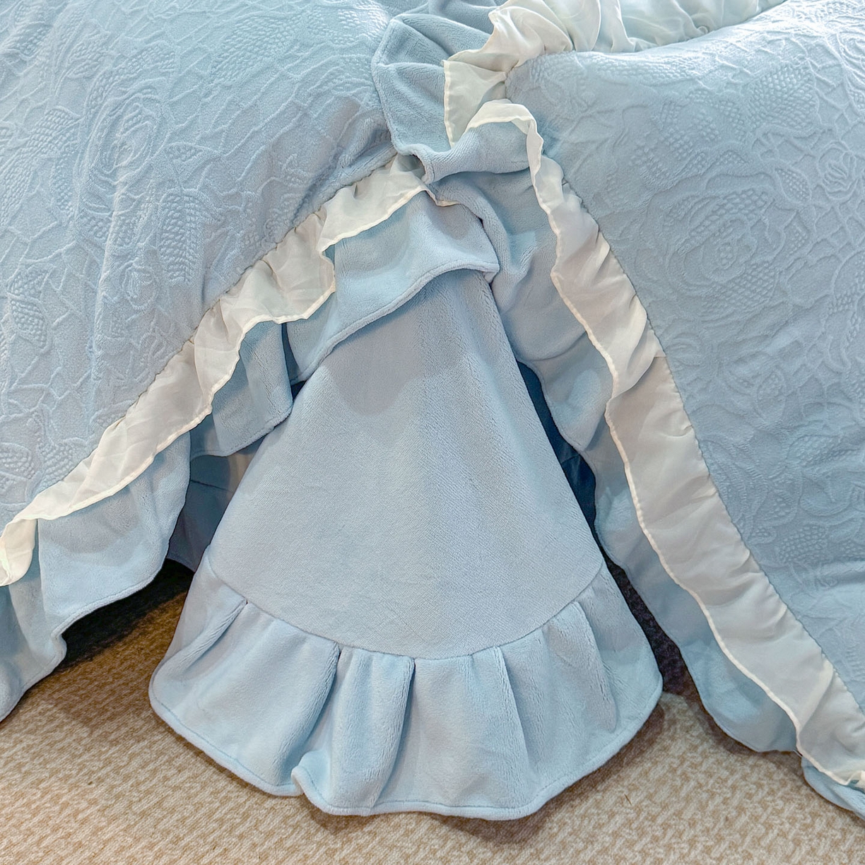 91家纺网 家纺一手货源 找家纺 爱家（原缔乐家纺） 2025新款A类牛奶雕花绒四件套 山茶花-蝴蝶之恋系列 山茶花之恋-天空兰